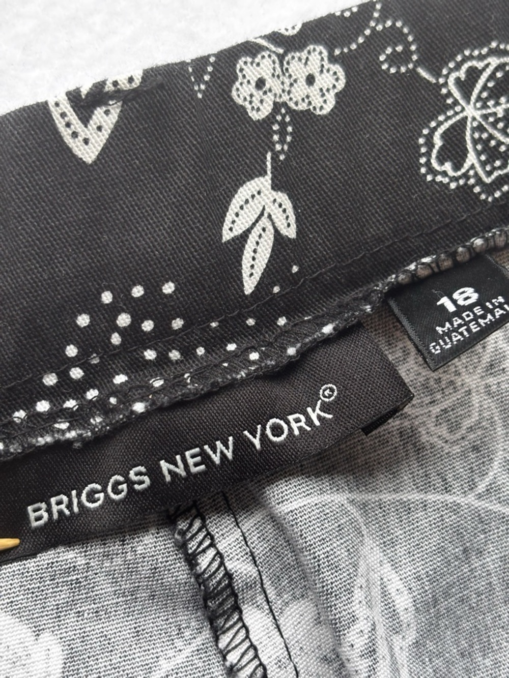 Briggs New York Floral Capri Pants Size 18 Black White Stretch - Picture 2 of 9